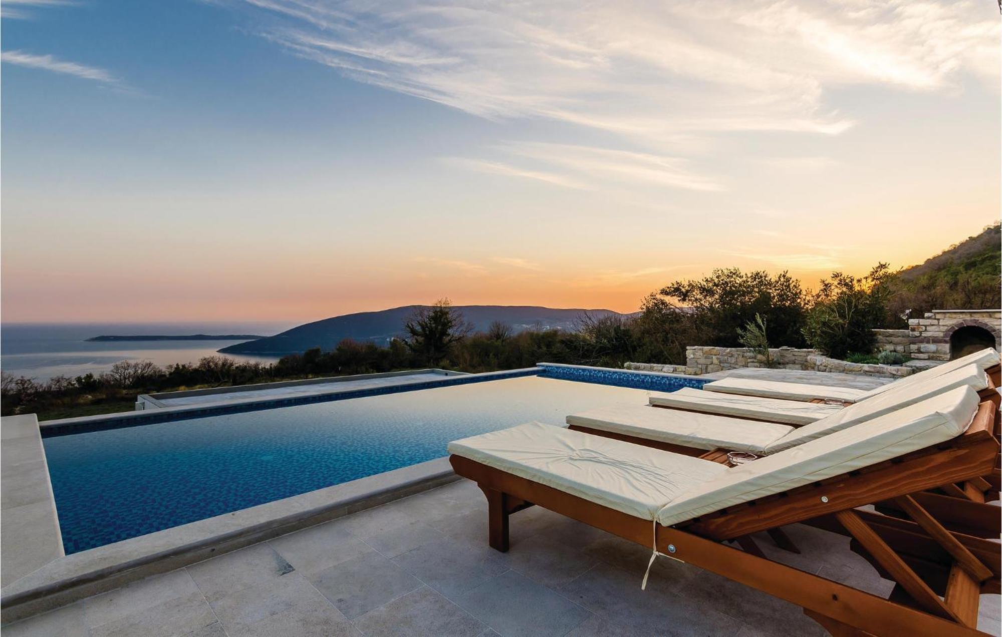 Amazing Home In Herceg Novi With House Sea View 외부 사진